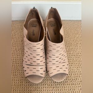 Clarks Women's Crème Perforated Peep-Toe Wedge Booties Size 10